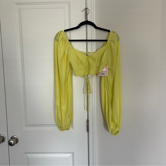 NWT Showpo. Shantal Balloon Sleeve Open back Crop Top in Pastel Yellow - Picture 4 of 9
